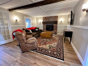 TV, fireplace, table football - Renovated home on snowmobile trail, firepit, hot tub, views,10 min from skiing, dogs welcome! (Twin Mountain)