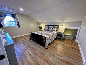 4 bedrooms, iron/ironing board, WiFi, bed sheets - Renovated home on snowmobile trail, firepit, hot tub, views,10 min from skiing, dogs welcome! (Twin Mountain)