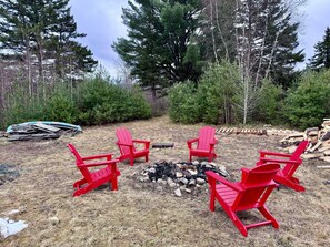 Property grounds - Renovated home on snowmobile trail, firepit, hot tub, views,10 min from skiing, dogs welcome! (Twin Mountain)