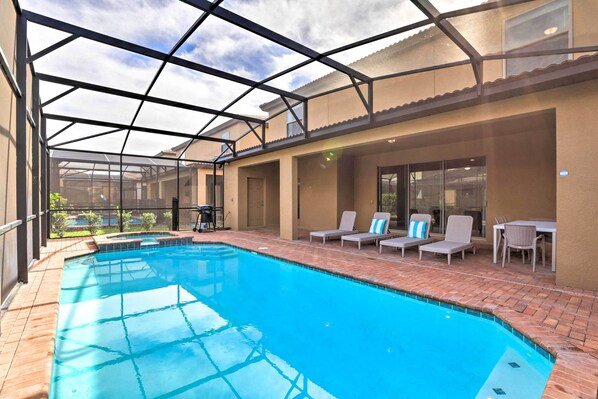 Outdoor pool, pool umbrellas, pool loungers - Upscale Kissimmee Retreat (Kissimmee)