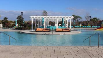 室外游泳池,池畔遮阳伞,日光浴躺椅