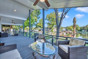 Terrace/patio - Southern Comfort-Modern lakefront home with dock (Kingsland)