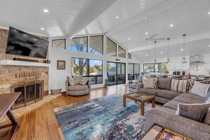 Smart TV, offices - Southern Comfort-Modern lakefront home with dock (Kingsland)