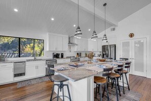 Fridge, microwave, oven, stovetop - Southern Comfort-Modern lakefront home with dock (Kingsland)
