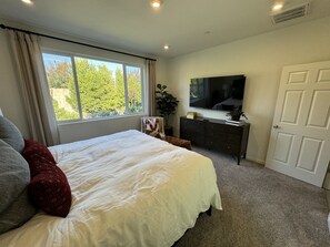 3 bedrooms, free WiFi, bed sheets - New 3B Home / near Sequoia, EV, +More (Visalia)