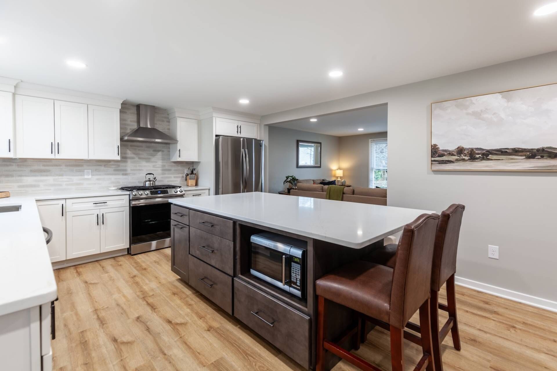 Kylskåp, mikrovågsugn, diskmaskin och kaffe- och tebryggare