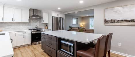 Réfrigérateur, micro-ondes, lave-vaisselle, cafetiÚre/bouilloire