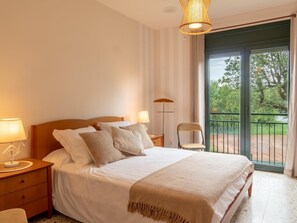 4 bedrooms, iron/ironing board, internet, bed sheets