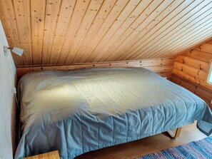 2 bedrooms, iron/ironing board, internet