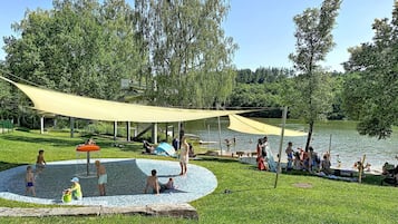 Un parc doté d’une aire de jeux aquatique, d’un espace de repos abrité et d’un lac.