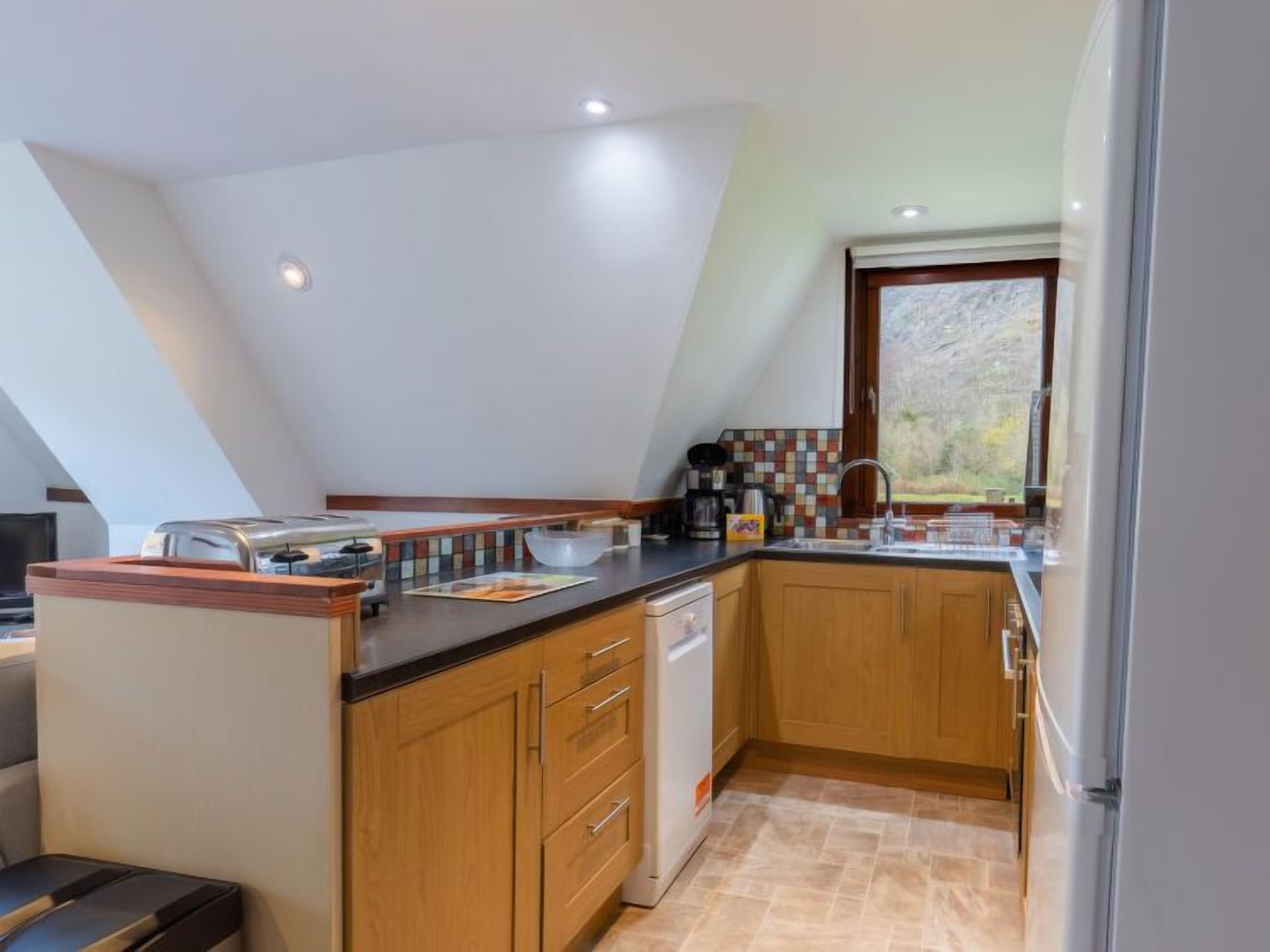 Kjøleskap, mikrobølgeovn, ovn og oppvaskmaskin