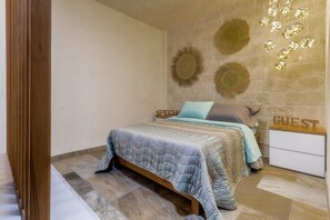 1 slaapkamer, een bureau, een strijkplank/strijkijzer, wifi