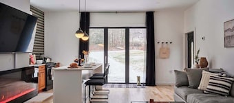 Winterberry Pond, Converted Barn & Hot Tub