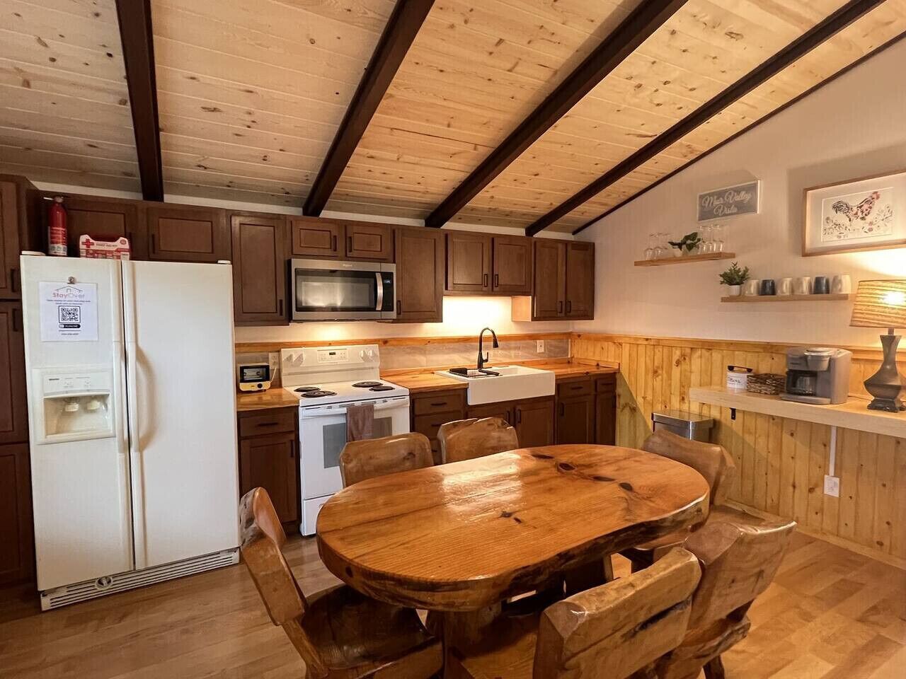 Kjøleskap, ovn, kokeplater og kaffetrakter/tekoker