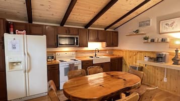 Een koelkast, een oven, een kookplaat, een koffiezetapparaat/waterkoker