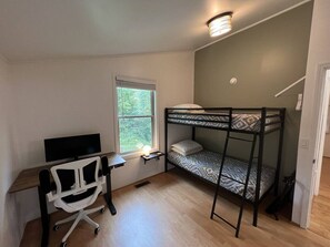 3 bedrooms, desk, WiFi, bed sheets