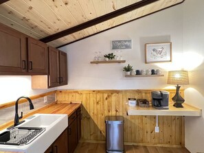 Fridge, oven, stovetop, coffee/tea maker