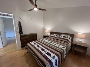 3 bedrooms, desk, WiFi, bed sheets