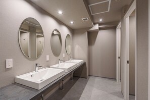 Slippers, towels - BESTIE - DOYANEN HOTELS (Osaka)