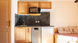Réfrigérateur, micro-ondes, plaque de cuisson, lave-vaisselle