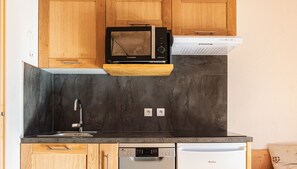 Fridge, microwave, dishwasher, coffee/tea maker