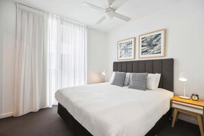 2 عدّة غرف نوم ومكواة/لوح كي وواي فاي وملاءات أسرّة