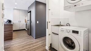 Una cocina moderna con refrigerador, lavavajillas y lavadora.