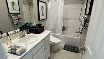 Secadora de cabello, bidet, toallas, shampoo