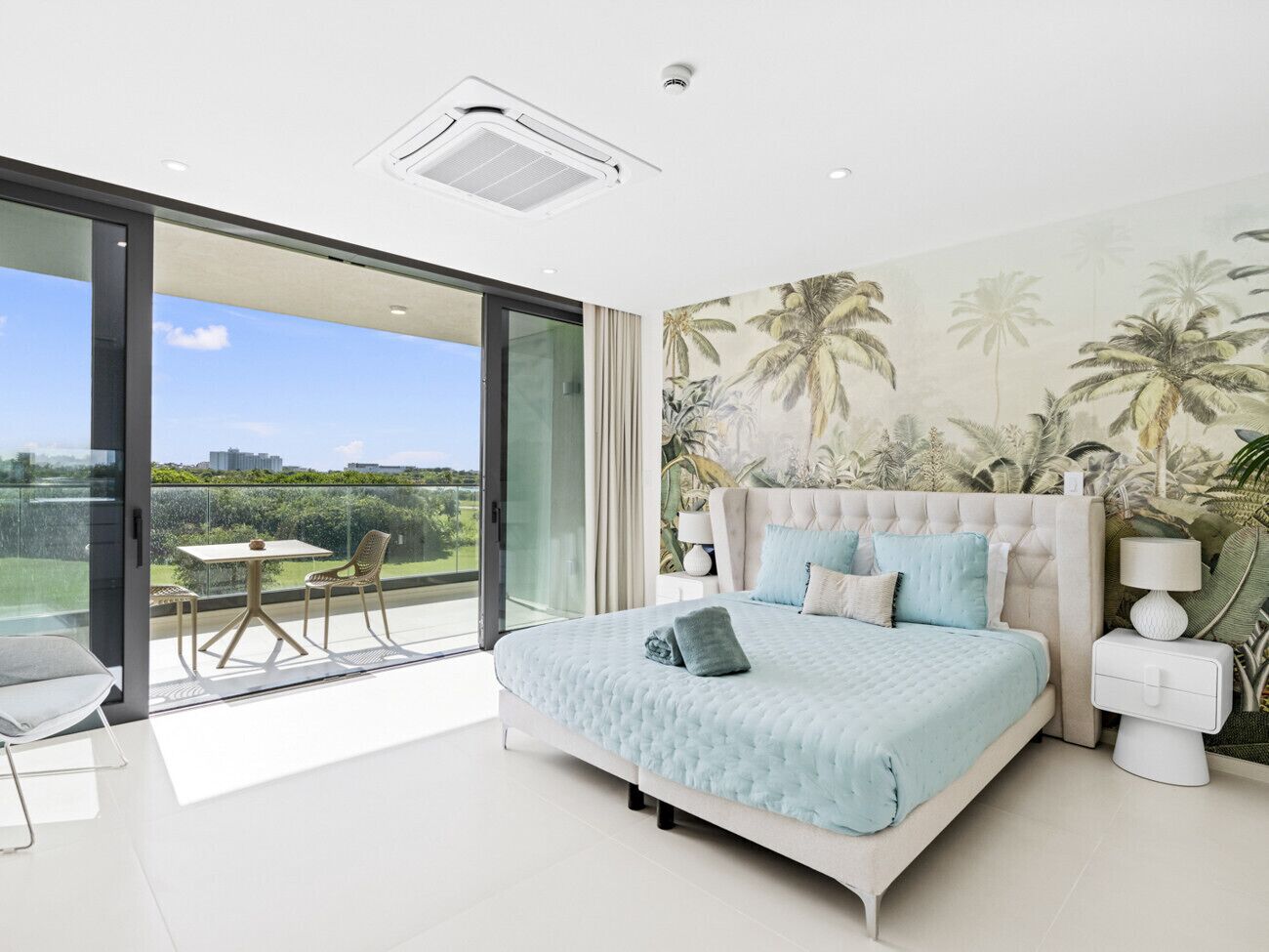 1 slaapkamer, een kluis op de kamer, een strijkplank/strijkijzer