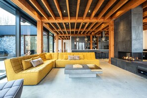 Télévision, cheminée, baby-foot, chaîne hi-fi