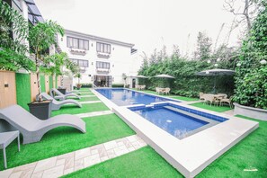 Piscina externa, guarda-sóis