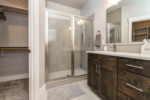 Regadera, secadora de cabello, toallas 