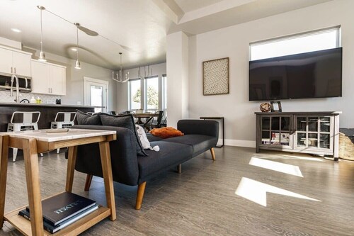 #StayinMyDistrict Modern & Stylish Meridian Home