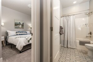 シャワー、ヘアドライヤー、タオル