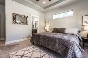 3 bedrooms, iron/ironing board, travel crib, WiFi - #StayinMyDistrict Modern & Stylish Meridian Home (Meridian)