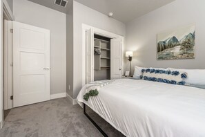 3 habitaciones, tabla de planchar con plancha, cuna de viaje y wifi 