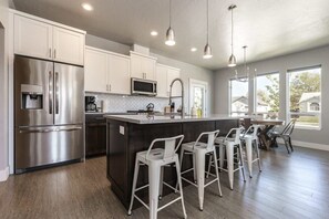 Fridge, microwave, oven, stovetop - #StayinMyDistrict Modern & Stylish Meridian Home (Meridian)