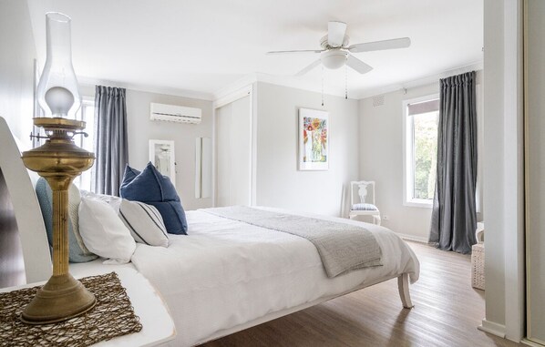 5 habitaciones, escritorio y tabla de planchar con plancha 