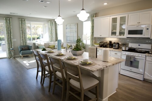 New 4B Home + Loft near Sequoia, EV