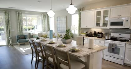 New 4B Home + Loft near Sequoia, EV