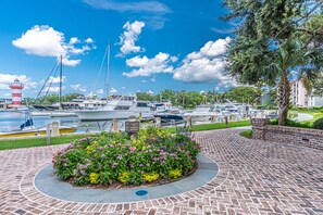 Marina - Beautiful single-level home within walking distance of Sea Pines beach and ocean! (Hilton Head Island)