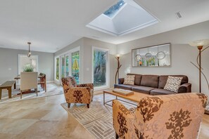 Smart TV - Beautiful single-level home within walking distance of Sea Pines beach and ocean! (Hilton Head Island)