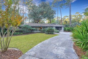 Exterior - Beautiful single-level home within walking distance of Sea Pines beach and ocean! (Hilton Head Island)