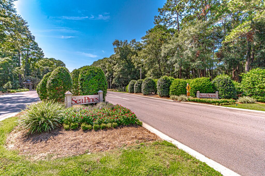Uma estrada bem conservada com uma placa indicando Sea Pines.
