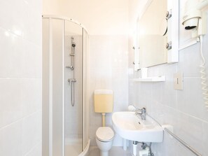 Estudio, varias habitaciones, balcón, vista al océano | Baño
