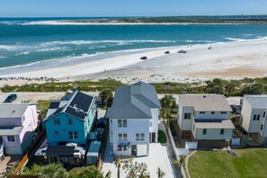 Área residencial costeira com casas viradas para a praia.