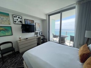 2 soverom, skrivebord, strykejern/-brett og reiseseng for barn