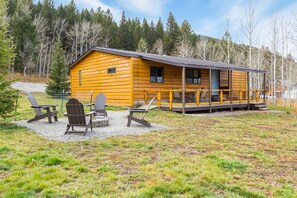 Outdoor dining - Dog Friendly! 3Br/2Ba,BBQ,Firepit,Pet Friendly,Lakeview,30m 2 YNP,Red Rock Inn (Island Park)