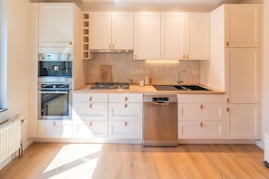 Fridge, microwave, oven, stovetop - Cosy holiday home in Modave with garden (Modave)