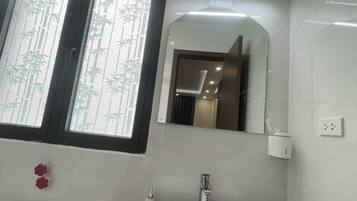Habitación doble Deluxe | Baño | Regadera, regadera con hidromasaje, amenidades de baño gratuitas